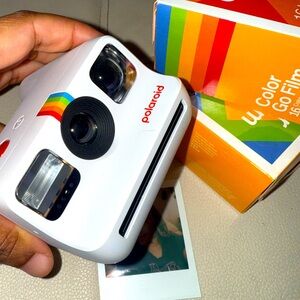 THE WORLD’S SMALLEST INSTANT CAMERA